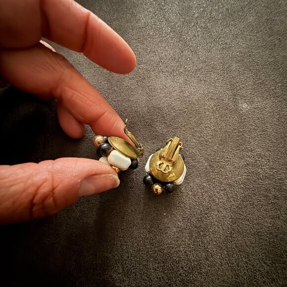 Vintage Cluster Clip-On Earrings Black White Gold Beads Retro Costume Jewelry - Picture 4 of 5